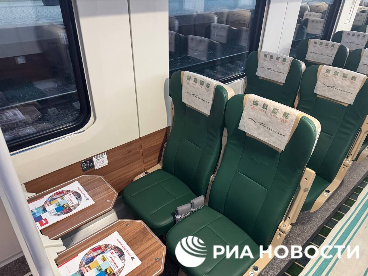 РЖД показали новый двухэтажный поезд "Буревестник" для маршрута Москва-Нижний Новгород, передает корреспондент РИА Новости РЖД показали новый двухэтажный поезд "Буревестник" для маршрута Москва-Нижний Новгород, передает корреспондент РИА Новости