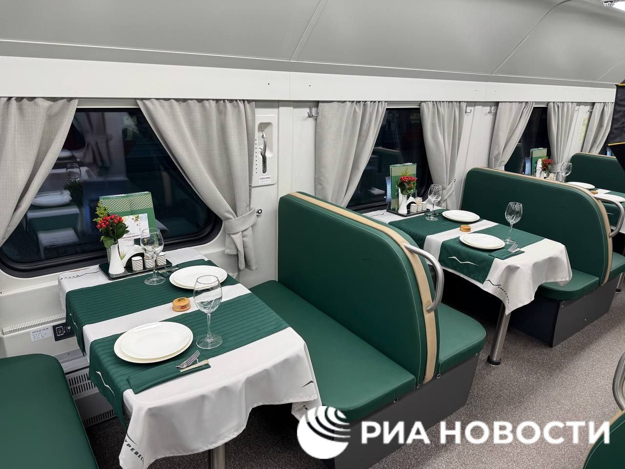 РЖД показали новый двухэтажный поезд "Буревестник" для маршрута Москва-Нижний Новгород, передает корреспондент РИА Новости РЖД показали новый двухэтажный поезд "Буревестник" для маршрута Москва-Нижний Новгород, передает корреспондент РИА Новости