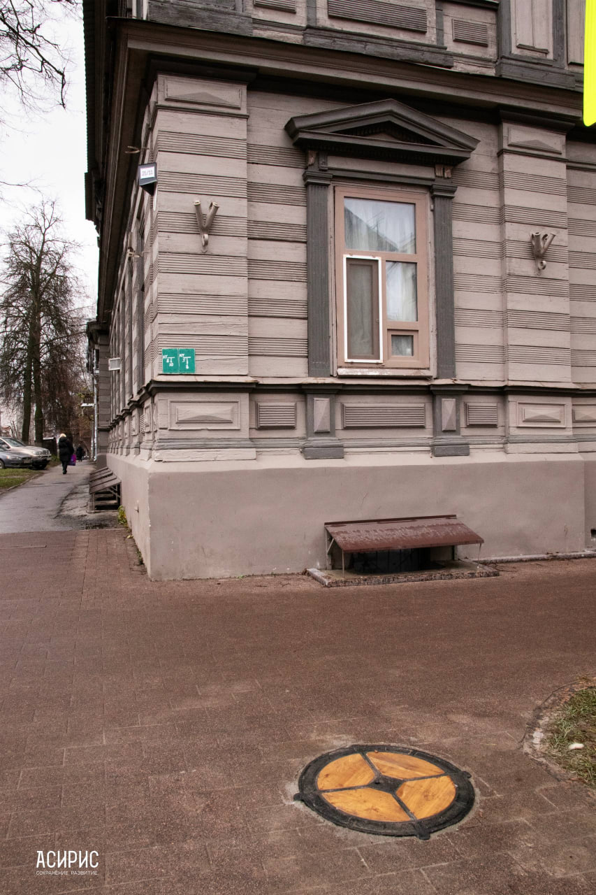 Исторические люки-менажницы установили в квартале церкви Трёх Святителей Исторические люки-менажницы установили в квартале церкви Трёх Святителей