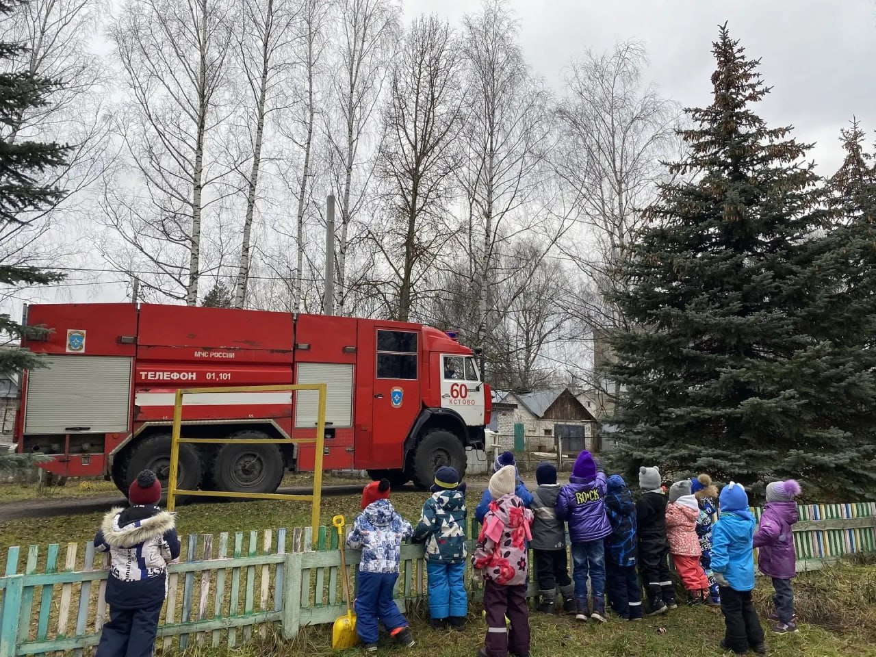 Экскурсия в мир пожарных. Дети из детского сада с.п. Селекционная станция стали свидетелями захватывающего события: настоящая пожарная машина посетила их учреждение, подарив малышам незабываемые впечатления и познавательную... Экскурсия в мир пожарных. Дети из детского сада с.п. Селекционная станция стали свидетелями захватывающего события: настоящая пожарная машина посетила их учреждение, подарив малышам незабываемые впечатления и познавательную...