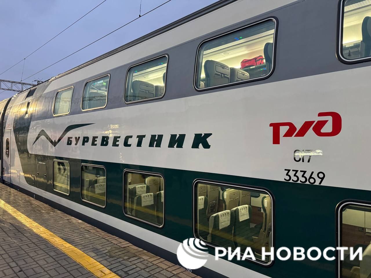 РЖД показали новый двухэтажный поезд "Буревестник" для маршрута Москва-Нижний Новгород, передает корреспондент РИА Новости