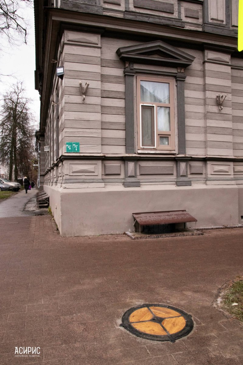 Исторические люки-менажницы установили в квартале церкви Трех Святителей