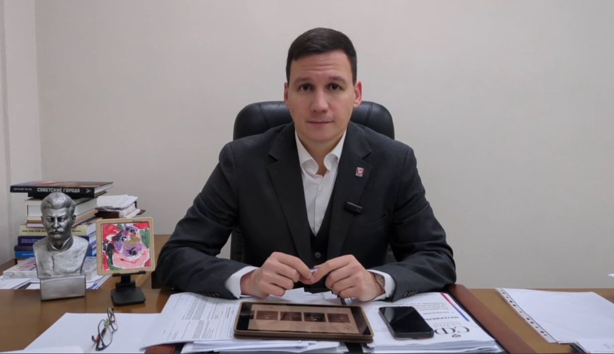 А у нас тут интервью с «Мэром года» Александром Мудровым…