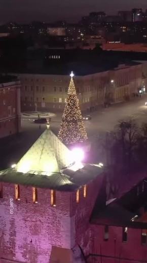 С такого ракурса главный символ Нового года в Нижнем Новгороде вы еще не видели