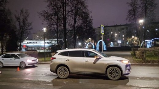 Двух женщин сбили на пешеходном переходе на Юбилейном бульваре