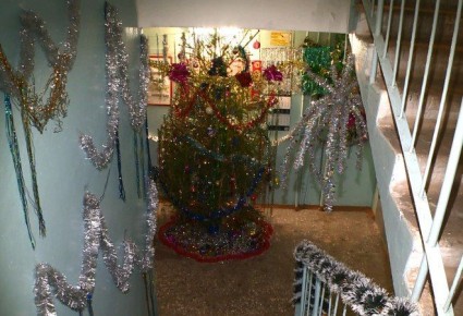 В Екатеринбурге жителям многоквартирных домов запрещено устанавливать ёлки, вешать гирлянды, мишуру и прочие украшения без предварительного согласия всех собственников жилья и разрешения управляющей компании