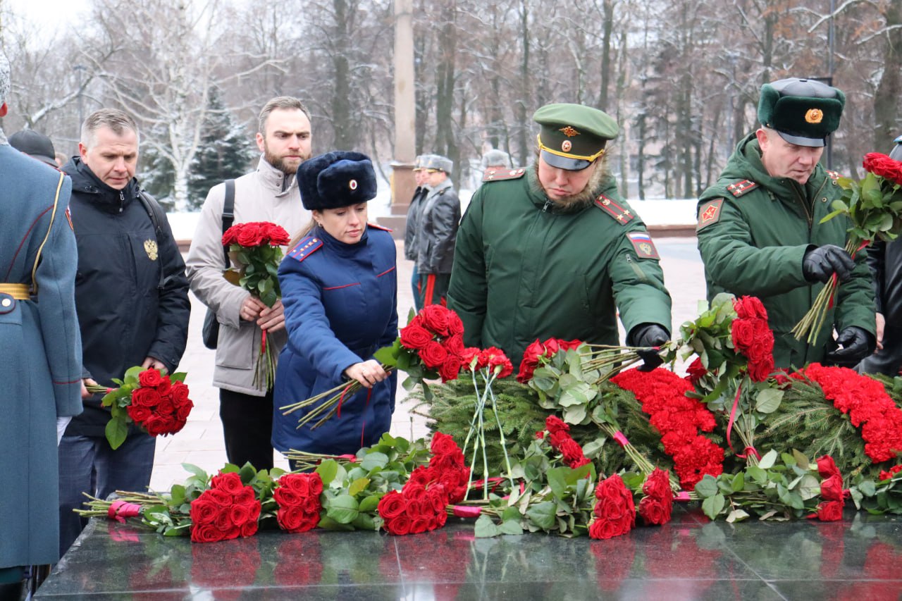 Сотрудники регионального следственного управления приняли участие в церемонии возложения цветов к Вечному огню в честь Дня Героев Отечества Сотрудники регионального следственного управления приняли участие в церемонии возложения цветов к Вечному огню в честь Дня Героев Отечества