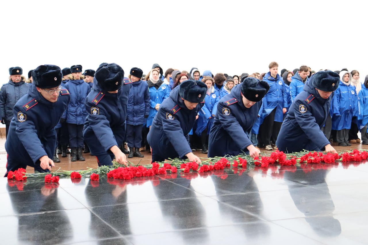 Сотрудники регионального следственного управления приняли участие в церемонии возложения цветов к Вечному огню в честь Дня Героев Отечества Сотрудники регионального следственного управления приняли участие в церемонии возложения цветов к Вечному огню в честь Дня Героев Отечества