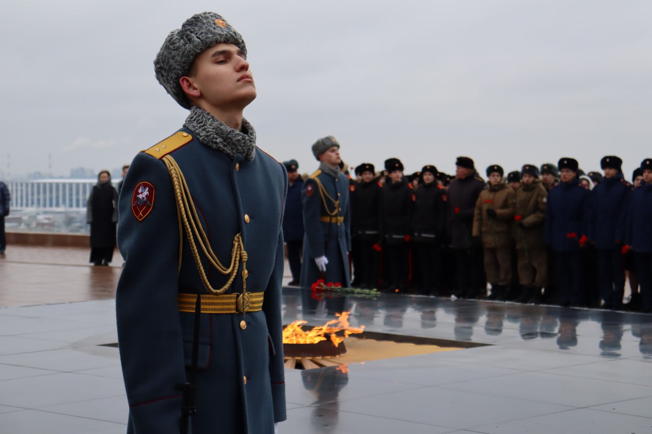 Сотрудники регионального следственного управления приняли участие в церемонии возложения цветов к Вечному огню в честь Дня Героев Отечества Сотрудники регионального следственного управления приняли участие в церемонии возложения цветов к Вечному огню в честь Дня Героев Отечества