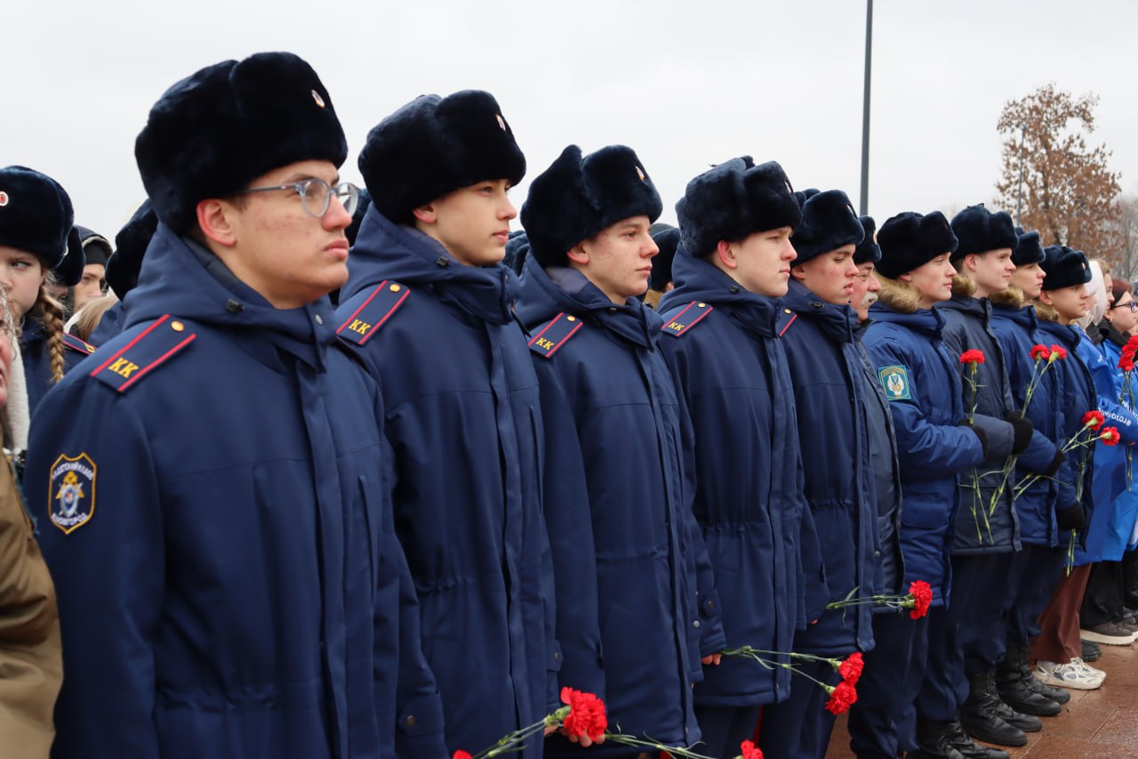Сотрудники регионального следственного управления приняли участие в церемонии возложения цветов к Вечному огню в честь Дня Героев Отечества Сотрудники регионального следственного управления приняли участие в церемонии возложения цветов к Вечному огню в честь Дня Героев Отечества