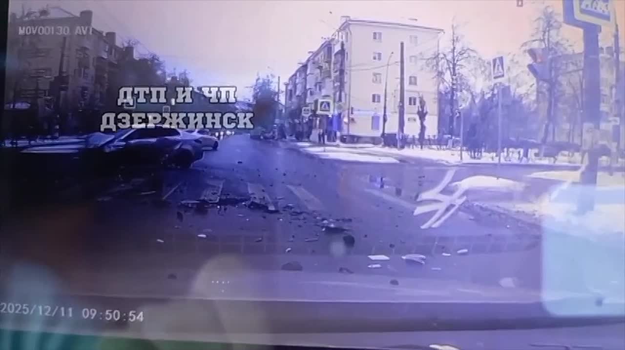 Момент аварии с участием скорой на перекрестке Грибоедова и Победы