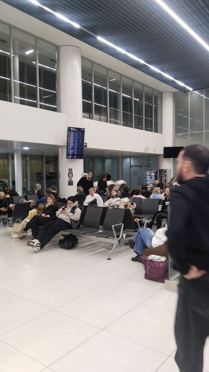 15 самолетов, следовавших в столицу, принял аэропорт Чкалов в качестве главного запасного аэропорта московского авиаузла 15 самолетов, следовавших в столицу, принял аэропорт Чкалов в качестве главного запасного аэропорта московского авиаузла