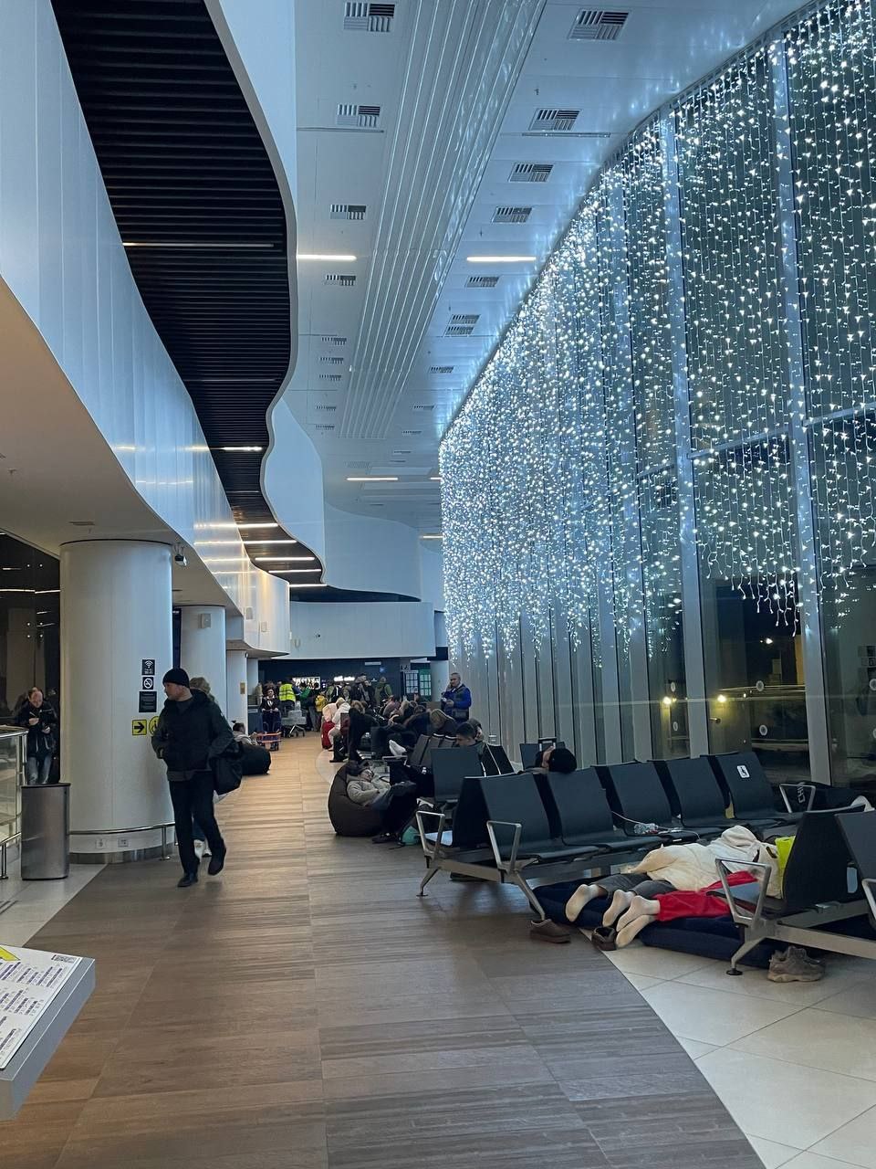 15 самолетов, следовавших в столицу, принял аэропорт Чкалов в качестве главного запасного аэропорта московского авиаузла 15 самолетов, следовавших в столицу, принял аэропорт Чкалов в качестве главного запасного аэропорта московского авиаузла