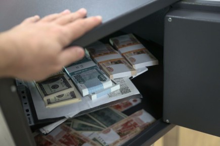 Нижегородец под воздействием мошенников передал неизвестному собственные накопления и сейф с имуществом своей матери