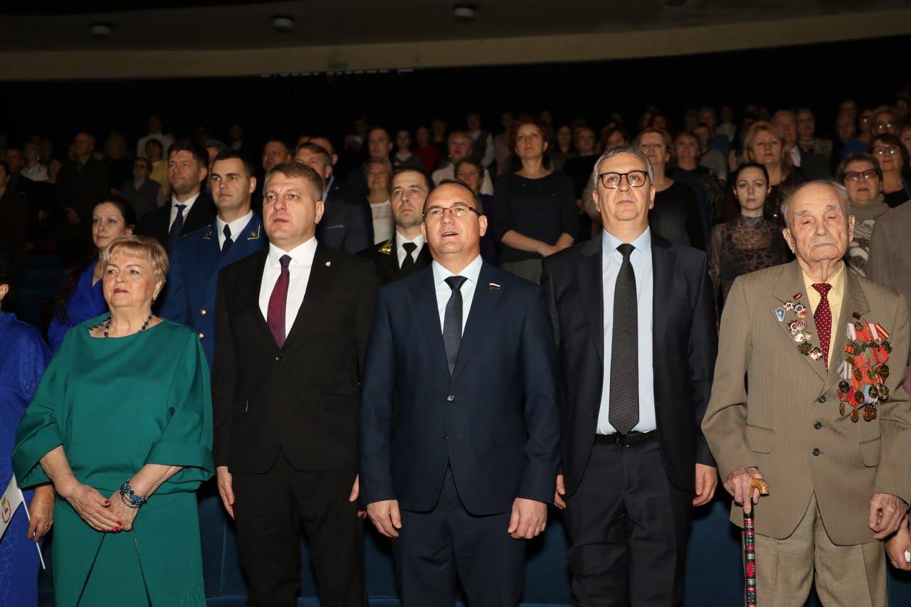 55 лет Советскому району!. Советский район для меня – самый близкий в Нижнем Новгороде, здесь мой избирательный округ № 30. Когда впервые сюда приехал, отметил, что здесь есть места, где зелено, уютно, тихо, как на... 55 лет Советскому району!. Советский район для меня – самый близкий в Нижнем Новгороде, здесь мой избирательный округ № 30. Когда впервые сюда приехал, отметил, что здесь есть места, где зелено, уютно, тихо, как на...