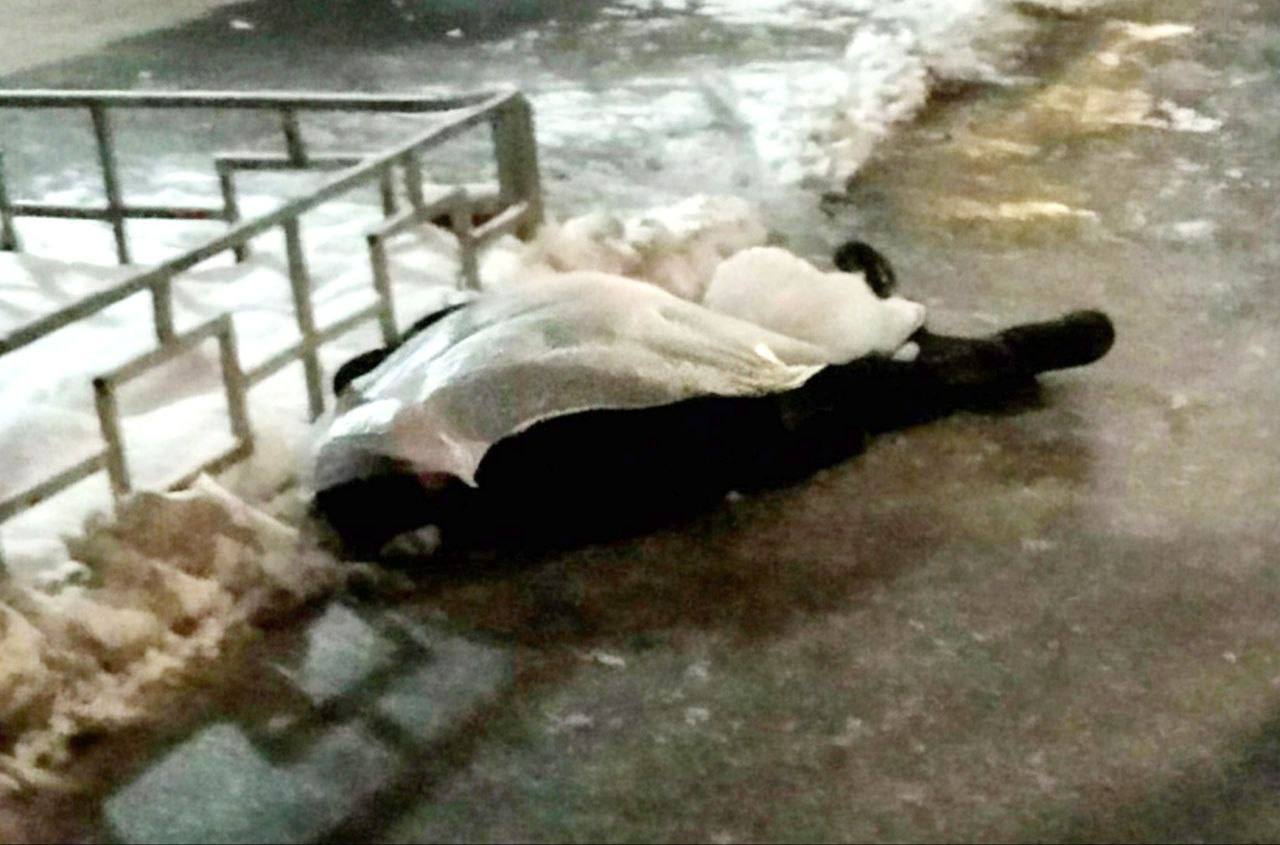 Мужчина умер во дворе дома на улице Родионова