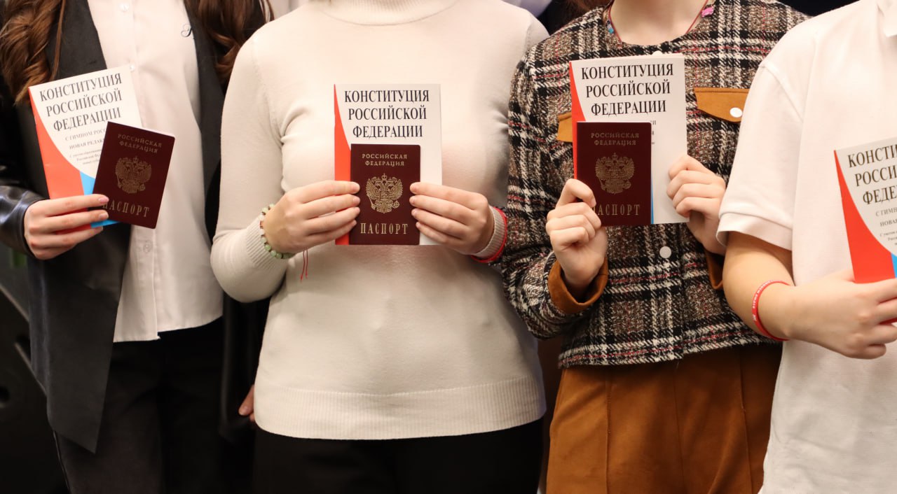 В Нижегородском Доме народного единства состоялось торжественное вручение первых паспортов юным нижегородцам В Нижегородском Доме народного единства состоялось торжественное вручение первых паспортов юным нижегородцам