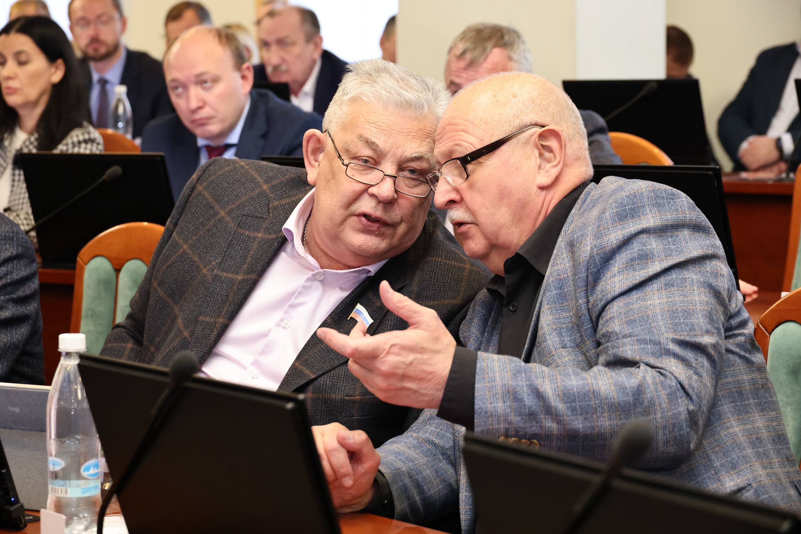 Накануне принятия областного бюджета на 2026 год жарко обсудили на комитете по бюджету и налогам около 30 поправок, внесенных депутатами, комитетами, фракциями и губернатором Накануне принятия областного бюджета на 2026 год жарко обсудили на комитете по бюджету и налогам около 30 поправок, внесенных депутатами, комитетами, фракциями и губернатором