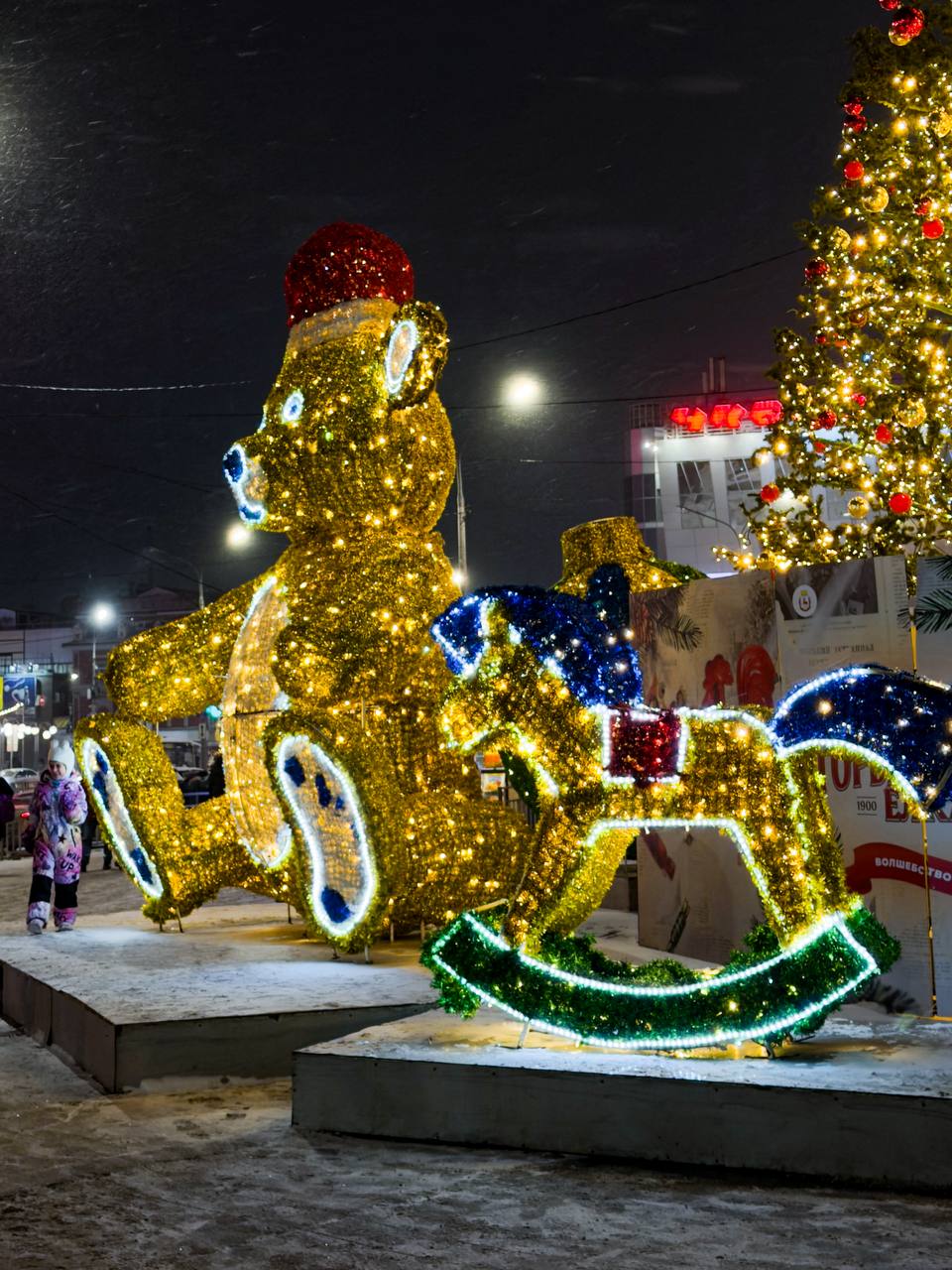 Большую новогоднюю елку установили и около здания Московского вокзала в Нижнем Новгороде Большую новогоднюю елку установили и около здания Московского вокзала в Нижнем Новгороде