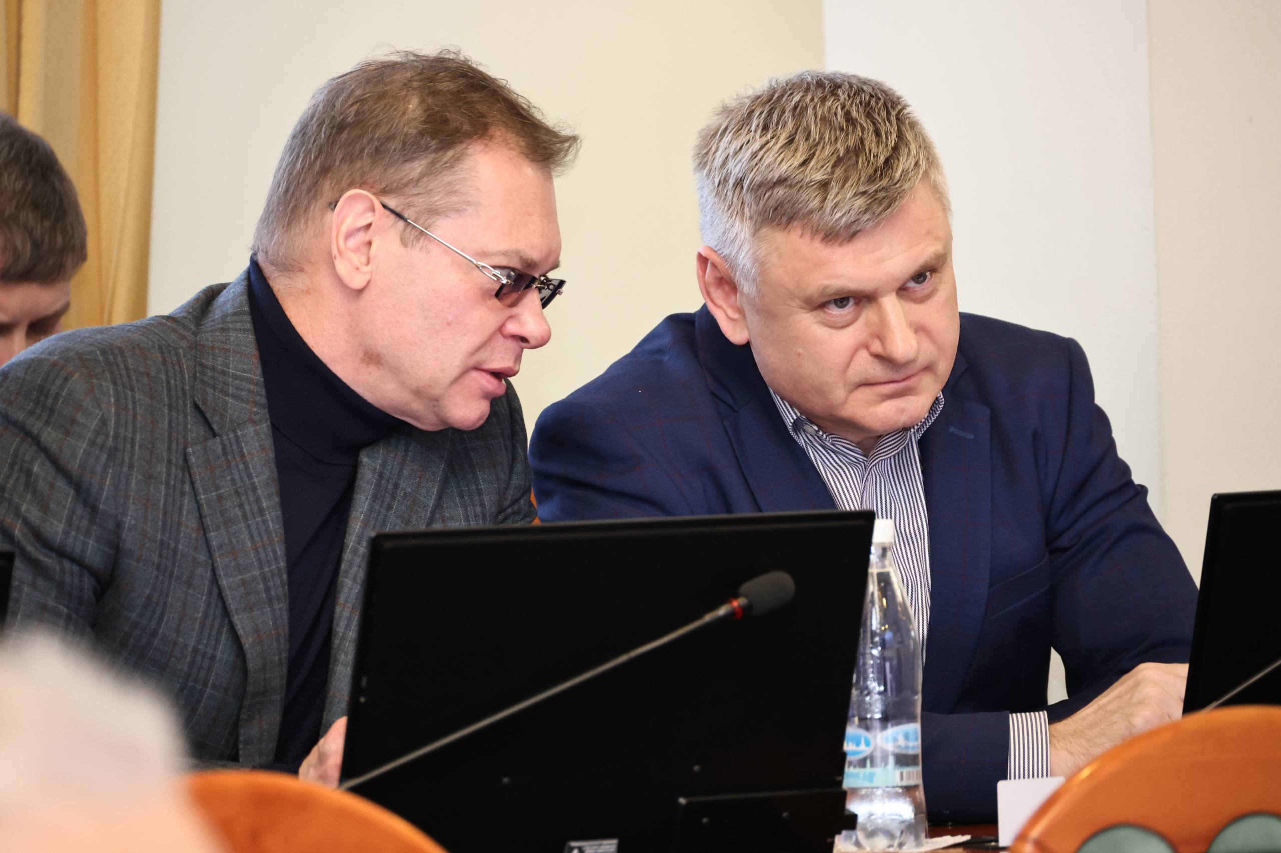 Накануне принятия областного бюджета на 2026 год жарко обсудили на комитете по бюджету и налогам около 30 поправок, внесенных депутатами, комитетами, фракциями и губернатором Накануне принятия областного бюджета на 2026 год жарко обсудили на комитете по бюджету и налогам около 30 поправок, внесенных депутатами, комитетами, фракциями и губернатором