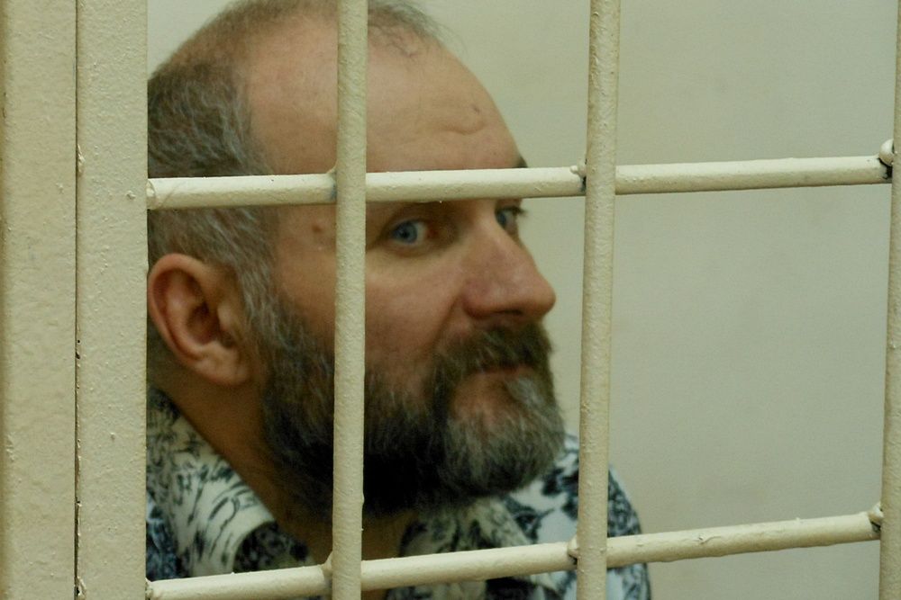 Суд Нижнего Новгорода на полгода продлил принудительное лечение Анатолию Москвину, которого в народе прозвали «кукольником» — за то, что он выкапывал тела девочек из могил и делал из них мумии
