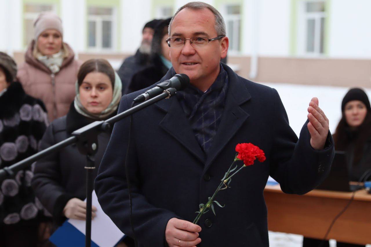 Сегодня открыли мемориальную доску первому директору МБОУ "Школа №47" Дмитрию Александровичу Пётрушкину Сегодня открыли мемориальную доску первому директору МБОУ "Школа №47" Дмитрию Александровичу Пётрушкину