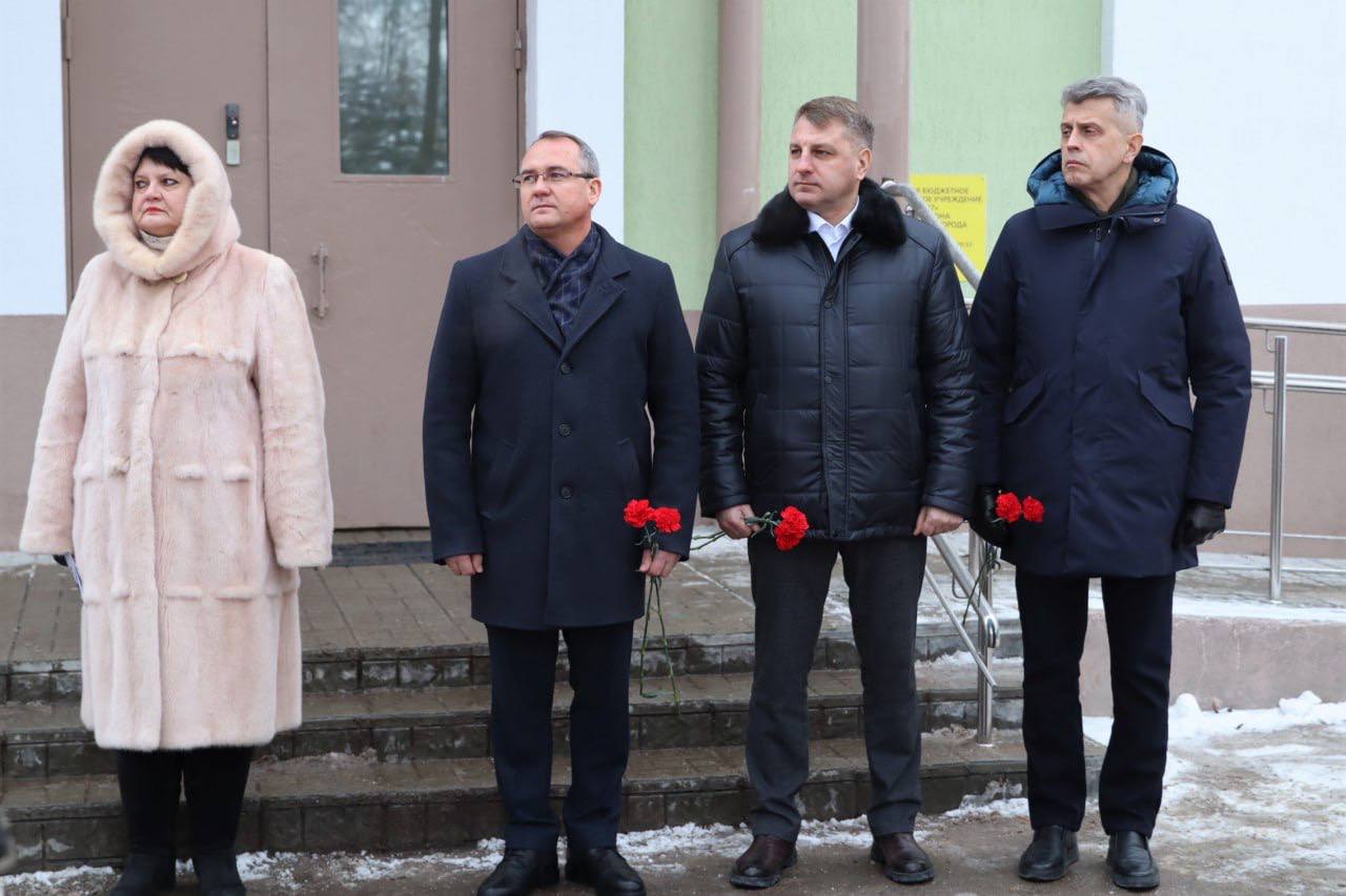 Сегодня открыли мемориальную доску первому директору МБОУ "Школа №47" Дмитрию Александровичу Пётрушкину Сегодня открыли мемориальную доску первому директору МБОУ "Школа №47" Дмитрию Александровичу Пётрушкину