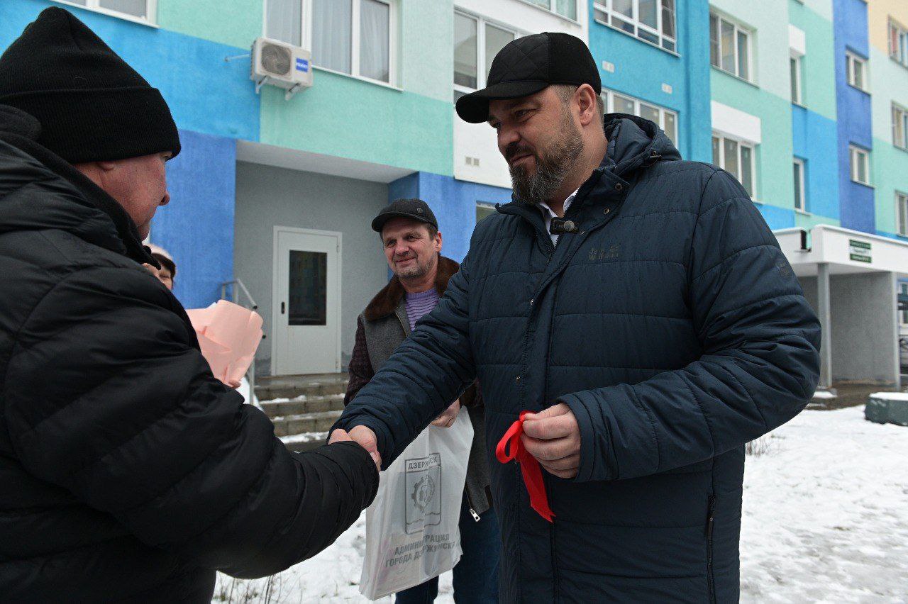 Глава Дзержинска Михаил Клинков вручил ключи от новых квартир трем дзержинцам, чье жилье было признано аварийным Глава Дзержинска Михаил Клинков вручил ключи от новых квартир трем дзержинцам, чье жилье было признано аварийным