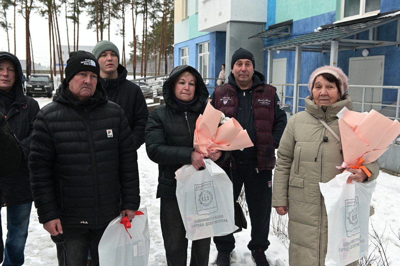 Глава Дзержинска Михаил Клинков вручил ключи от новых квартир трем дзержинцам, чье жилье было признано аварийным