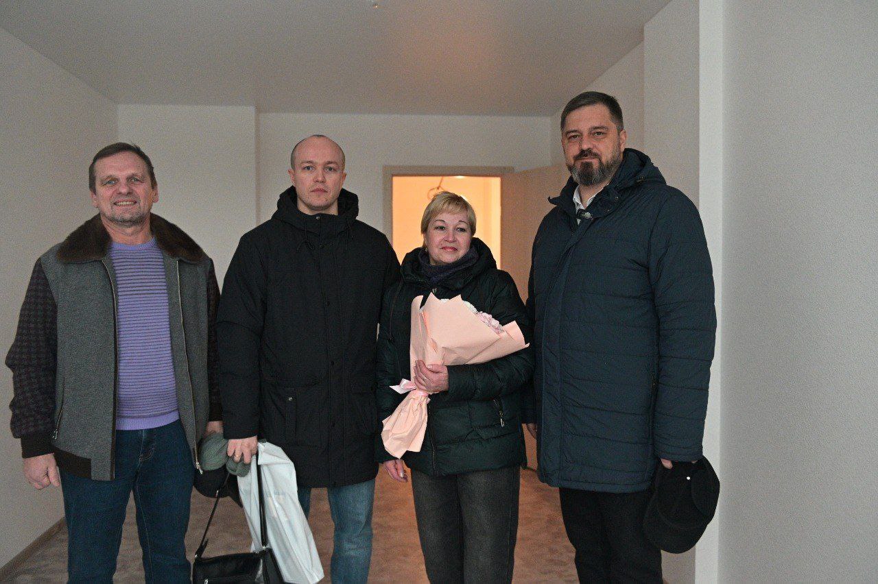 Глава Дзержинска Михаил Клинков вручил ключи от новых квартир трем дзержинцам, чье жилье было признано аварийным Глава Дзержинска Михаил Клинков вручил ключи от новых квартир трем дзержинцам, чье жилье было признано аварийным