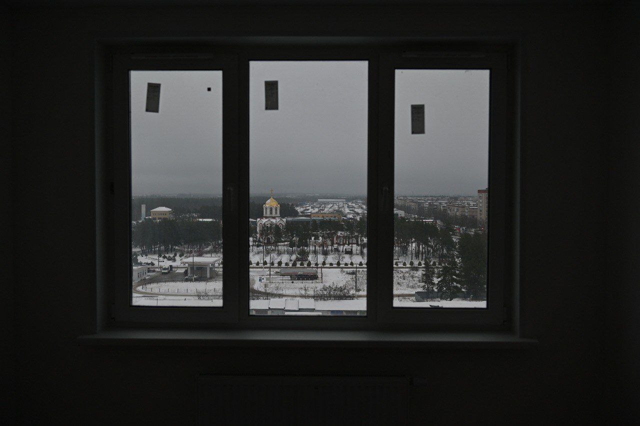 Глава Дзержинска Михаил Клинков вручил ключи от новых квартир трем дзержинцам, чье жилье было признано аварийным Глава Дзержинска Михаил Клинков вручил ключи от новых квартир трем дзержинцам, чье жилье было признано аварийным