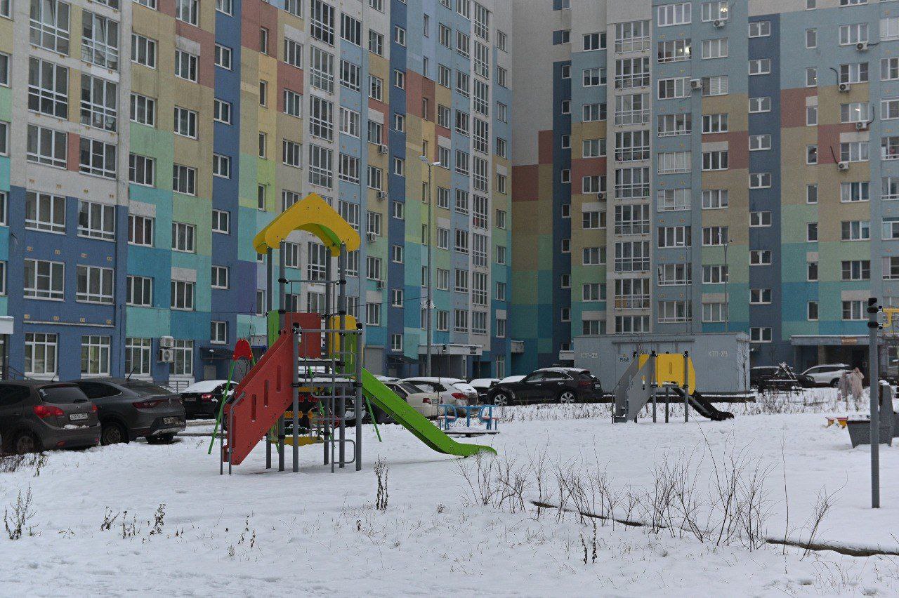 Глава Дзержинска Михаил Клинков вручил ключи от новых квартир трем дзержинцам, чье жилье было признано аварийным Глава Дзержинска Михаил Клинков вручил ключи от новых квартир трем дзержинцам, чье жилье было признано аварийным