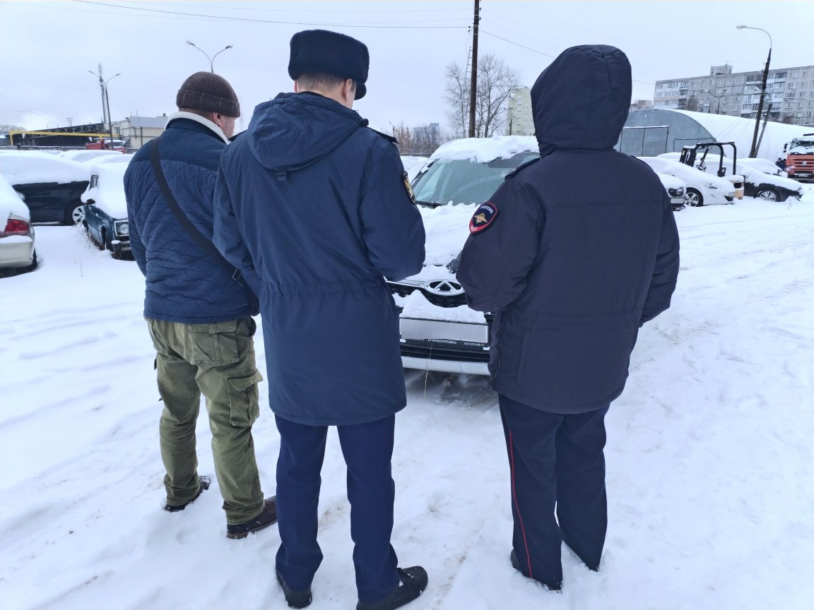 Кроссовер и внедорожник нарушителей закона передали на СВО