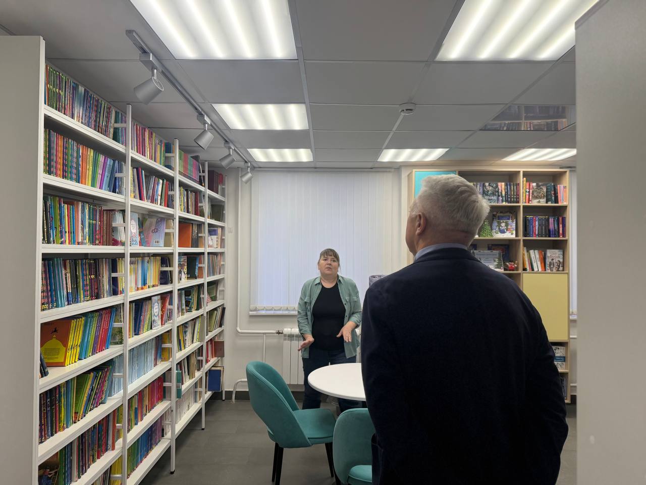 Михаил Рыхтик подарил Центру семейного чтения библиотеки № 8 термопот