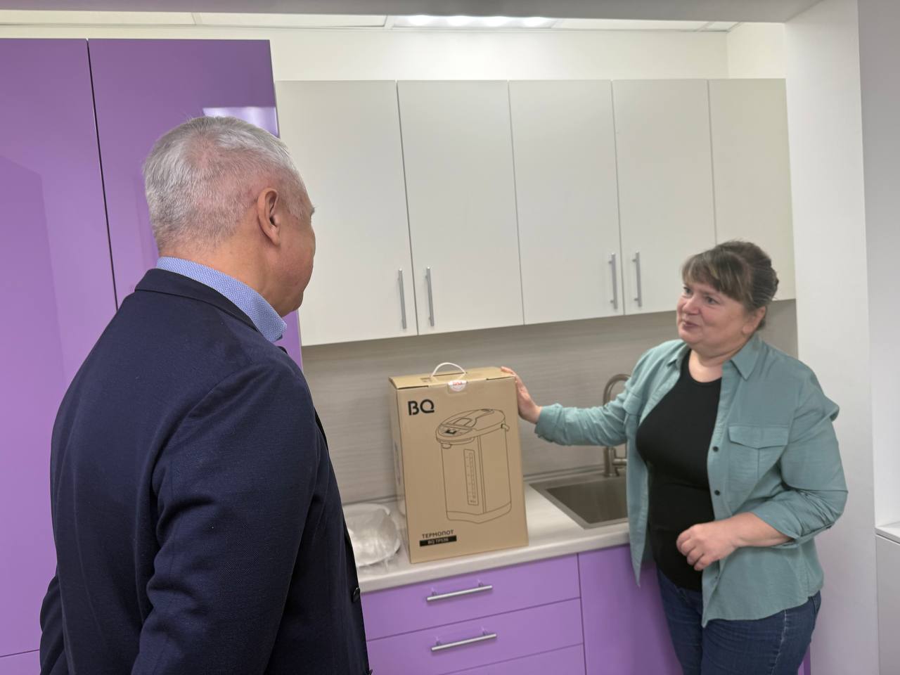 Михаил Рыхтик подарил Центру семейного чтения библиотеки № 8 термопот Михаил Рыхтик подарил Центру семейного чтения библиотеки № 8 термопот