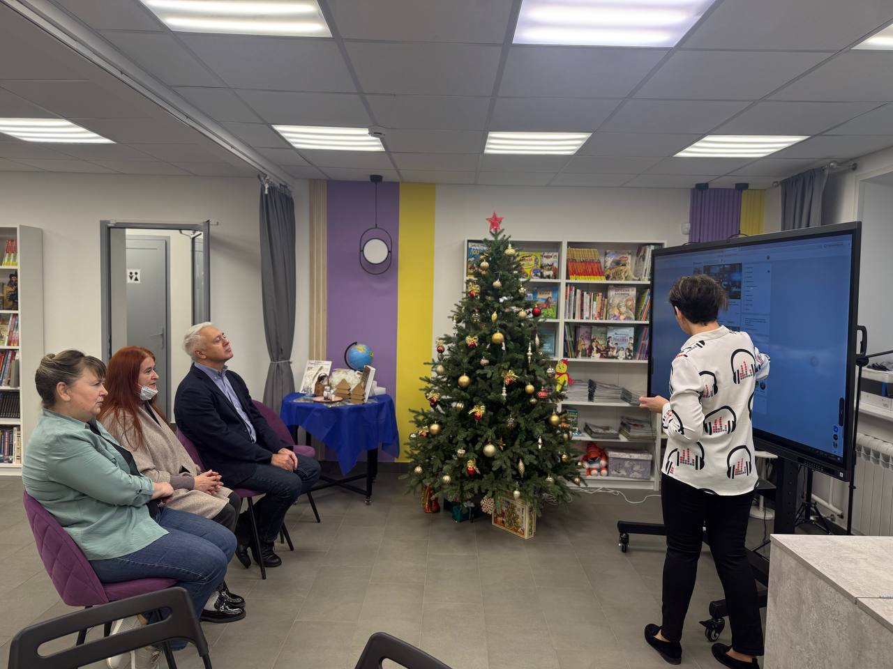 Михаил Рыхтик подарил Центру семейного чтения библиотеки № 8 термопот Михаил Рыхтик подарил Центру семейного чтения библиотеки № 8 термопот