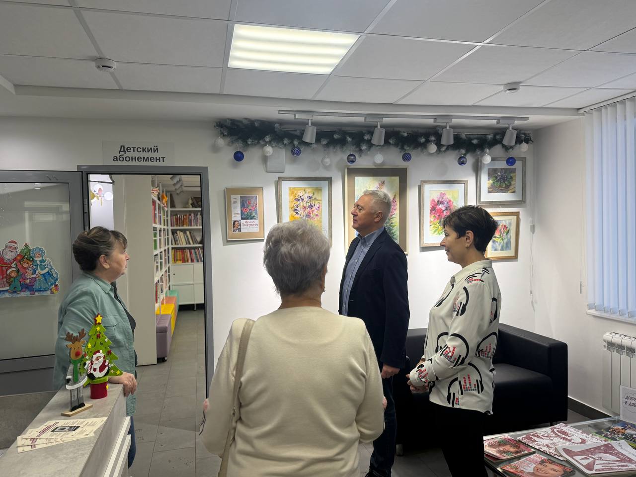 Михаил Рыхтик подарил Центру семейного чтения библиотеки № 8 термопот Михаил Рыхтик подарил Центру семейного чтения библиотеки № 8 термопот