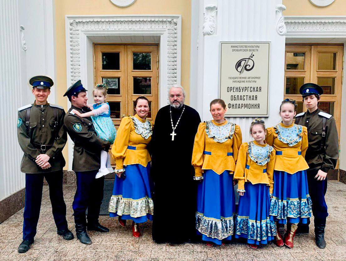 Салют! С вами Александр Ромашов и проект «Музыка для СВОих» при поддержке Telegram-канала «Мир Михаила Онуфриенко» Салют! С вами Александр Ромашов и проект «Музыка для СВОих» при поддержке Telegram-канала «Мир Михаила Онуфриенко»