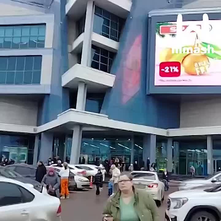 Людей эвакуируют из торгового центра "Индиго" в Нижнем