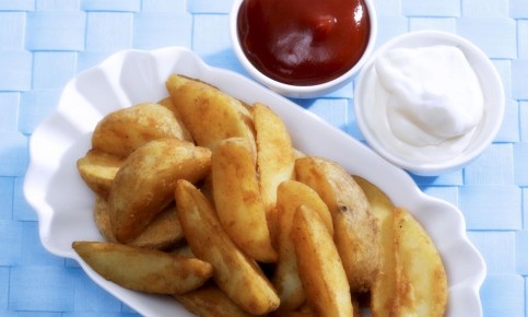 Хрустящая снаружи и мягкая внутри: как приготовить идеальную картошку по-деревенски