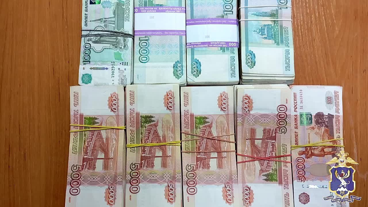 Полиция Республики Алтай вернула вдове участника СВО 2,9 млн рублей, похищенных курьером аферистов