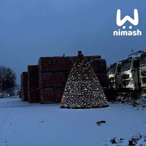 Работники промзоны наложили кирпичей в деревне Ржавка — получилась ёлка Работники промзоны наложили кирпичей в деревне Ржавка — получилась ёлка