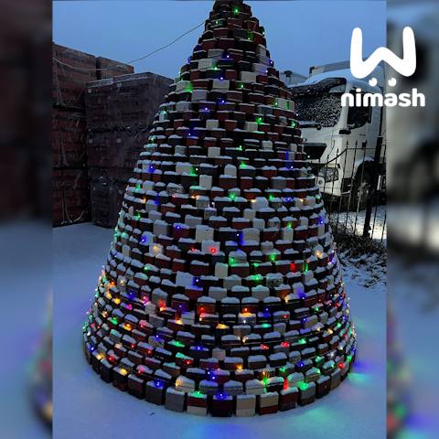 Работники промзоны наложили кирпичей в деревне Ржавка — получилась ёлка