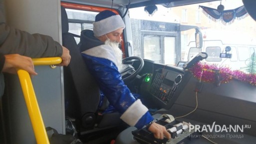 Водители в Нижнем радуют пассажиров — вот такой Дед Мороз работает сегодня на маршруте №78