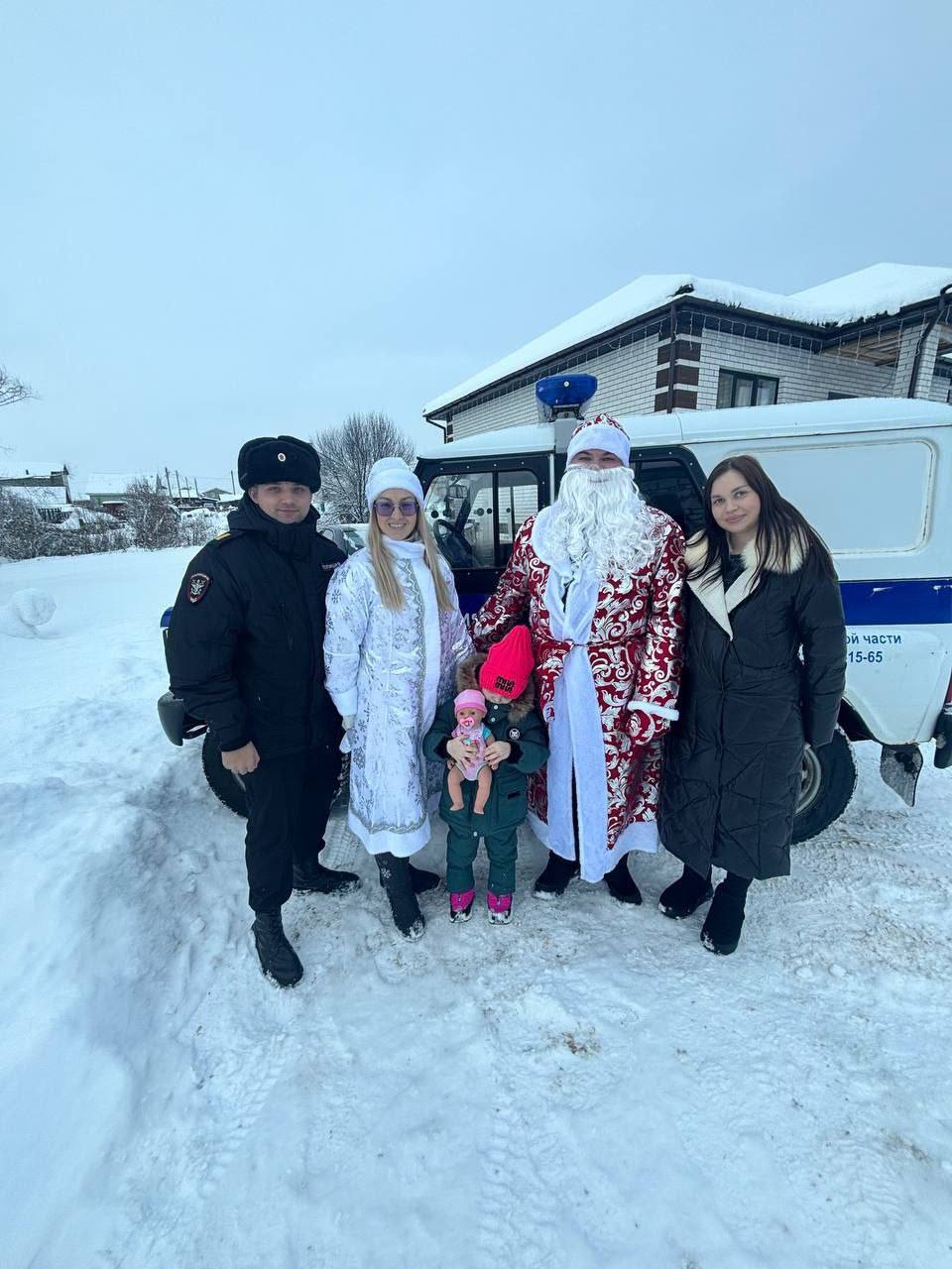 Нижегородские транспортные полицейские присоединились к Всероссийской акции «Полицейский Дед Мороз» Нижегородские транспортные полицейские присоединились к Всероссийской акции «Полицейский Дед Мороз»