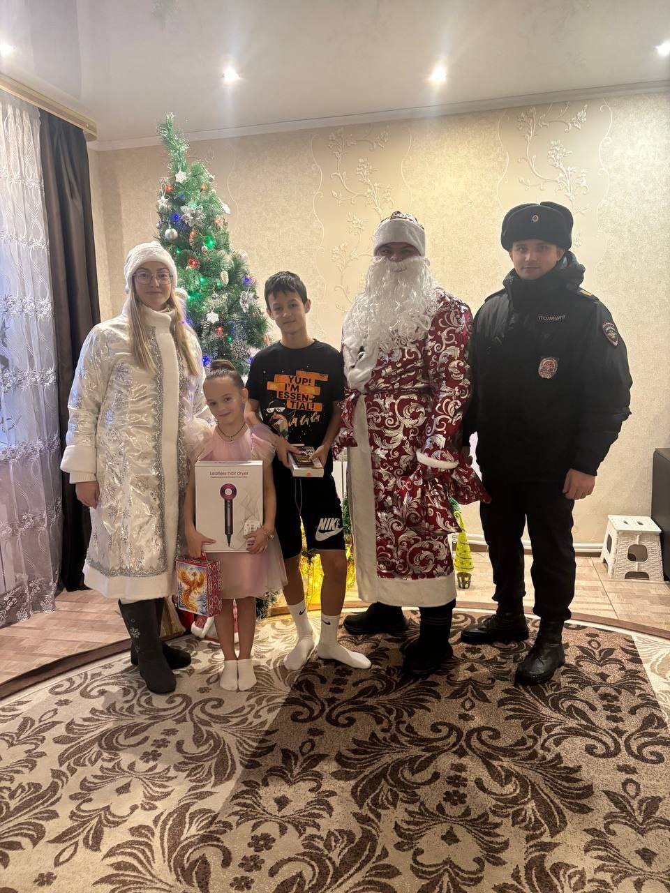 Нижегородские транспортные полицейские присоединились к Всероссийской акции «Полицейский Дед Мороз» Нижегородские транспортные полицейские присоединились к Всероссийской акции «Полицейский Дед Мороз»