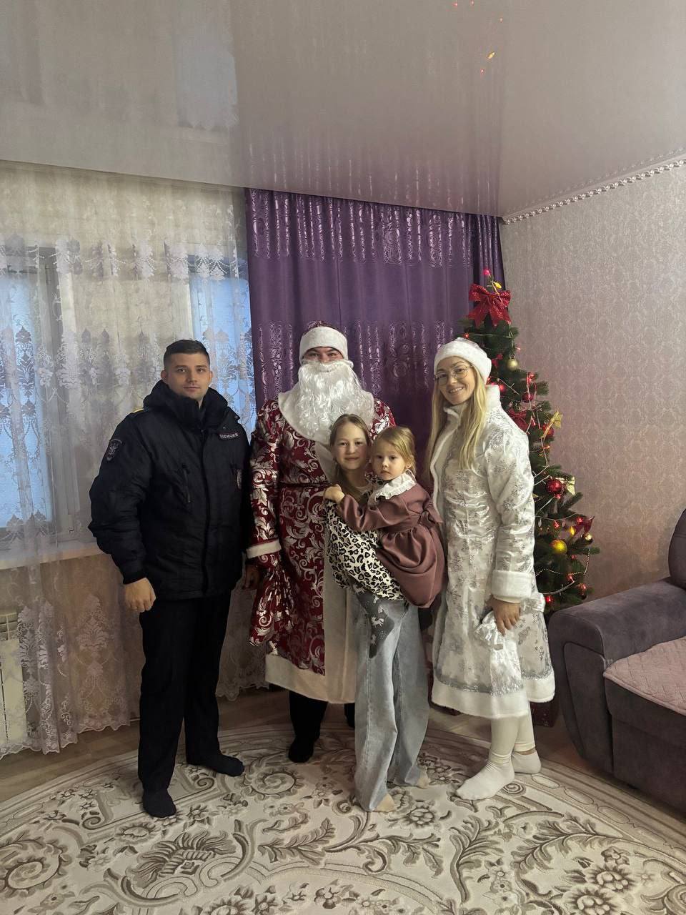 Нижегородские транспортные полицейские присоединились к Всероссийской акции «Полицейский Дед Мороз» Нижегородские транспортные полицейские присоединились к Всероссийской акции «Полицейский Дед Мороз»