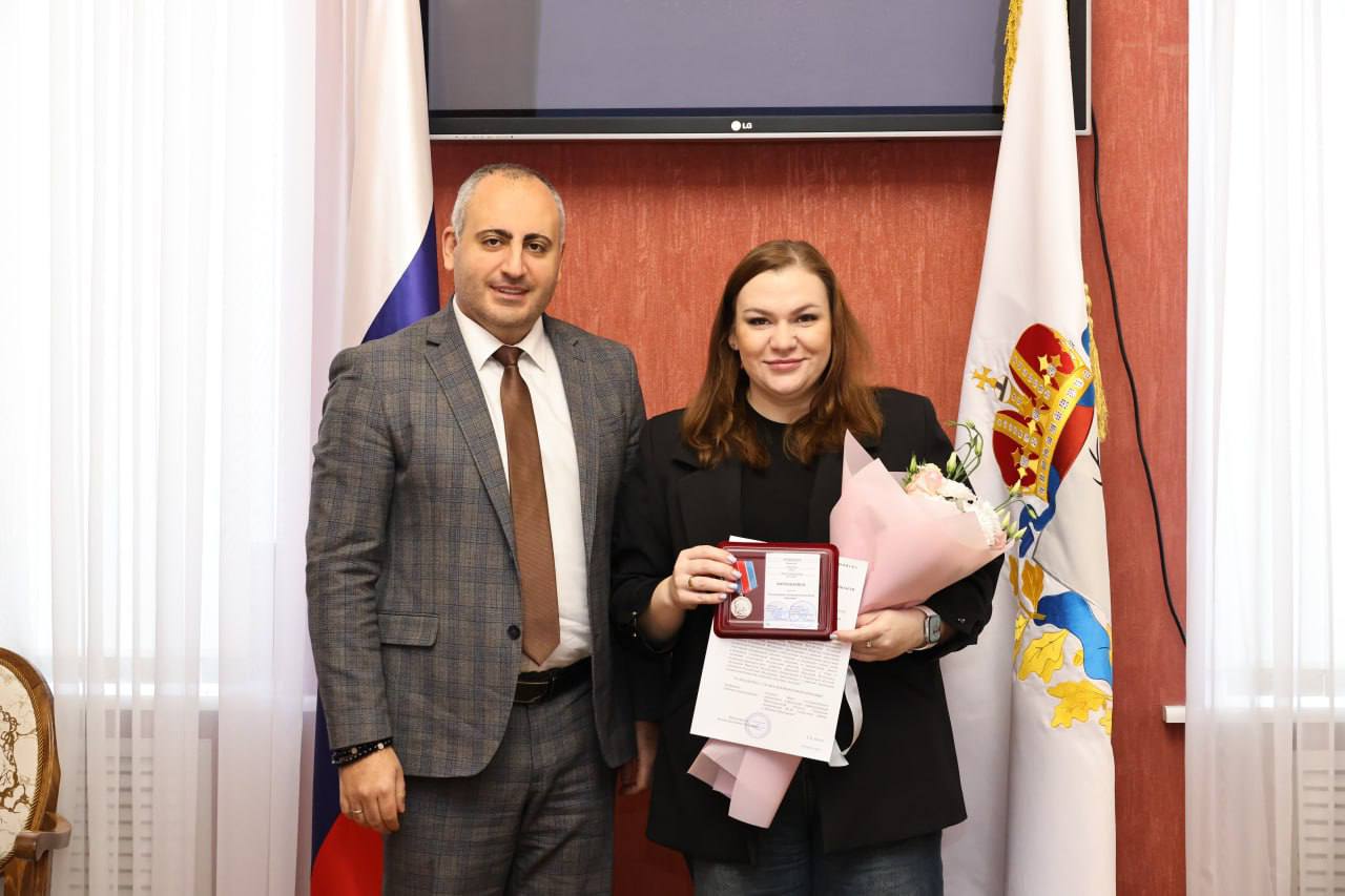 Герои живут среди нас. Их оружие – не автоматы, а доброта, их фронт – тыл, а их вклад в общее дело невозможно измерить обычными мерами Герои живут среди нас. Их оружие – не автоматы, а доброта, их фронт – тыл, а их вклад в общее дело невозможно измерить обычными мерами