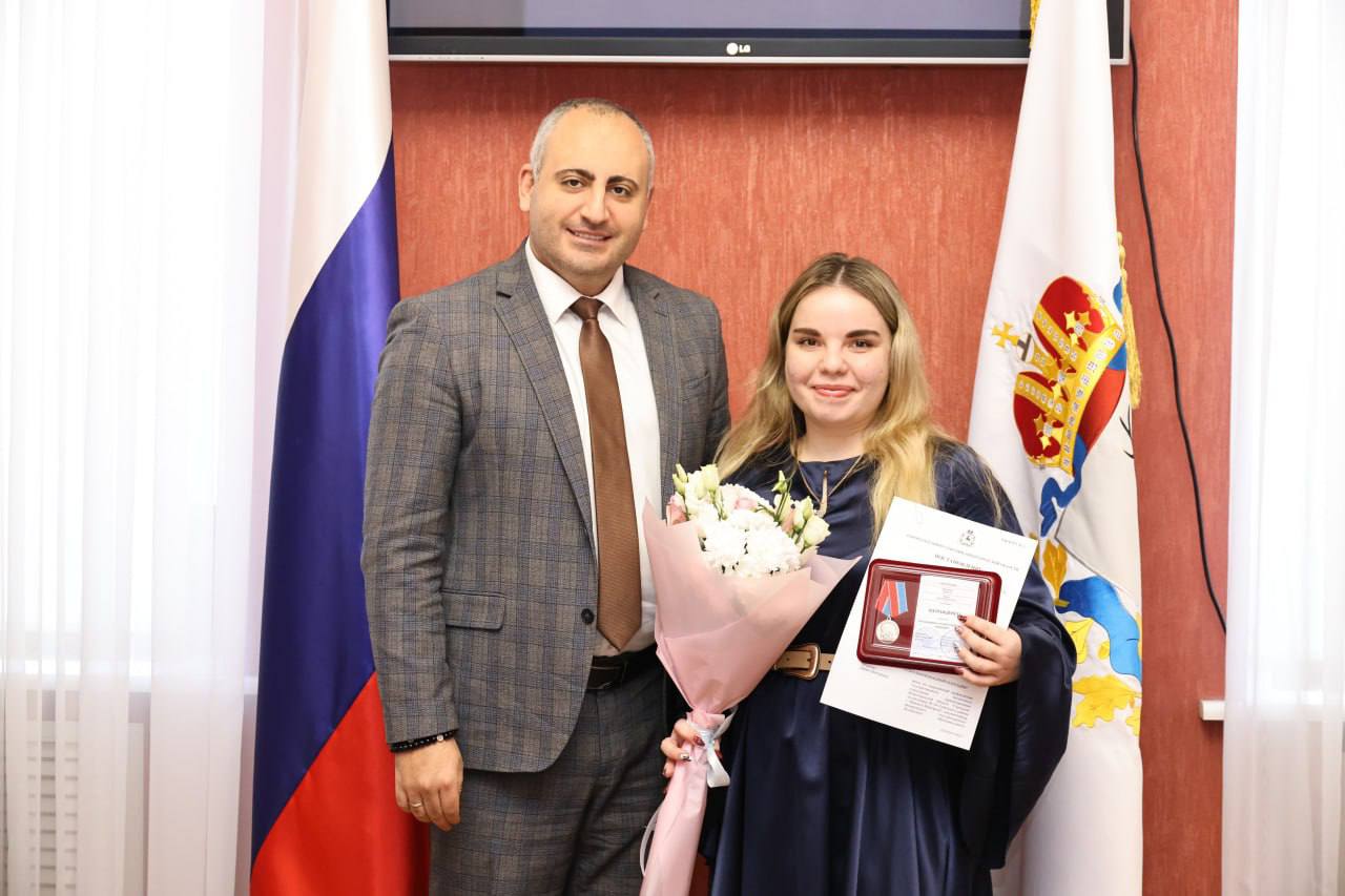 Герои живут среди нас. Их оружие – не автоматы, а доброта, их фронт – тыл, а их вклад в общее дело невозможно измерить обычными мерами Герои живут среди нас. Их оружие – не автоматы, а доброта, их фронт – тыл, а их вклад в общее дело невозможно измерить обычными мерами