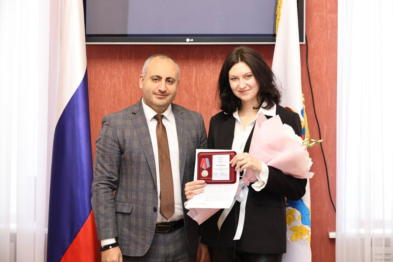 Герои живут среди нас. Их оружие – не автоматы, а доброта, их фронт – тыл, а их вклад в общее дело невозможно измерить обычными мерами Герои живут среди нас. Их оружие – не автоматы, а доброта, их фронт – тыл, а их вклад в общее дело невозможно измерить обычными мерами